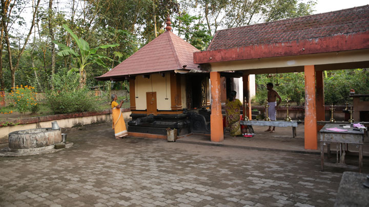 KODUMON CHILANTHIYAMBALAM, TEMPLE,  service in , 